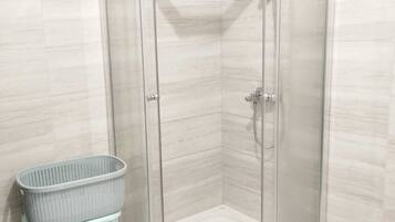 Bruser, hårtørrer, håndklæder, Sæbe