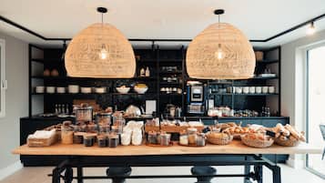 Desayuno buffet (EUR 18 por persona)