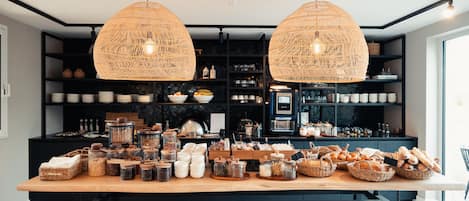 Frukostbuffé varje dag (EUR 18 per person)