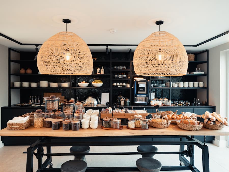 Tägliches Frühstücksbuffet (18 EUR pro Person)