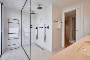Familien-Suite | Badezimmer | Dusche, kostenlose Toilettenartikel, Haartrockner, Bademäntel