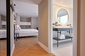 Familiesuite | Premium-sengetøj, minibar, pengeskab på værelset, skrivebord