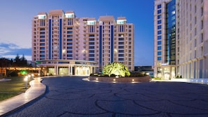 Un hotel grande con varios pisos y un patio central.
