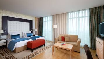 Kahden hengen deluxe-huone (kaksi sänkyä) (Free City Shuttle) | Tallelokero huoneessa, työpöytä