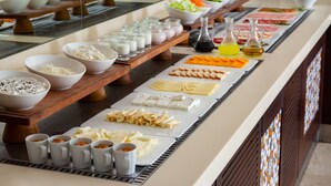 Un bufé con diferentes alimentos y salsas.