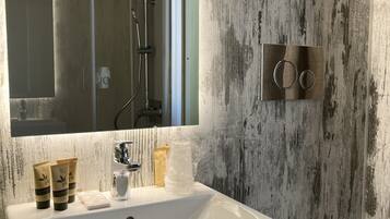 Regadera, amenidades de baño gratuitas, secadora de cabello, toallas