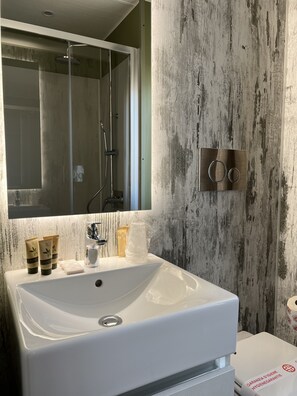 Shower, free toiletries, hair dryer, towels -  Agricampeggio Le Bucoliche (Lazise)