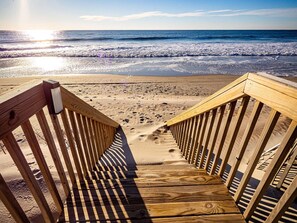 Beach nearby - Island Drive 4478 - 5 BR Oceanfront B Lot with Oceanfront Hot Tub (North Topsail Beach)