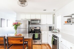Refrigerador, microondas, horno y parrilla de estufa