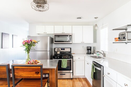 Downtown NB Cottage w Guest home, Walk to Beach!