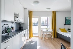 Studio Standard | Cuisine privée | Grand réfrigérateur, micro-ondes, four, plaque de cuisson