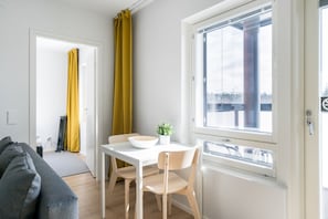Standard-huoneisto, 1 makuuhuone, parveke | Ruokailu omassa huoneessa