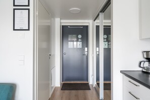 Laptop workspace, blackout drapes, soundproofing, free WiFi - Hiisi Homes Kirkkonummi Laajakallio (Kirkkonummi)