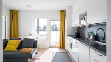 Departamento estándar, 1 habitación, balcón | Cocina privada | Refrigerador con congelador, microondas, horno y parrilla de estufa