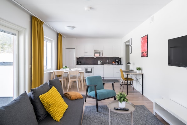 Appartement Standard, 2 chambres, balcon | Coin séjour | Télévision à écran plat de 40 pouces avec chaînes par câble, télévision