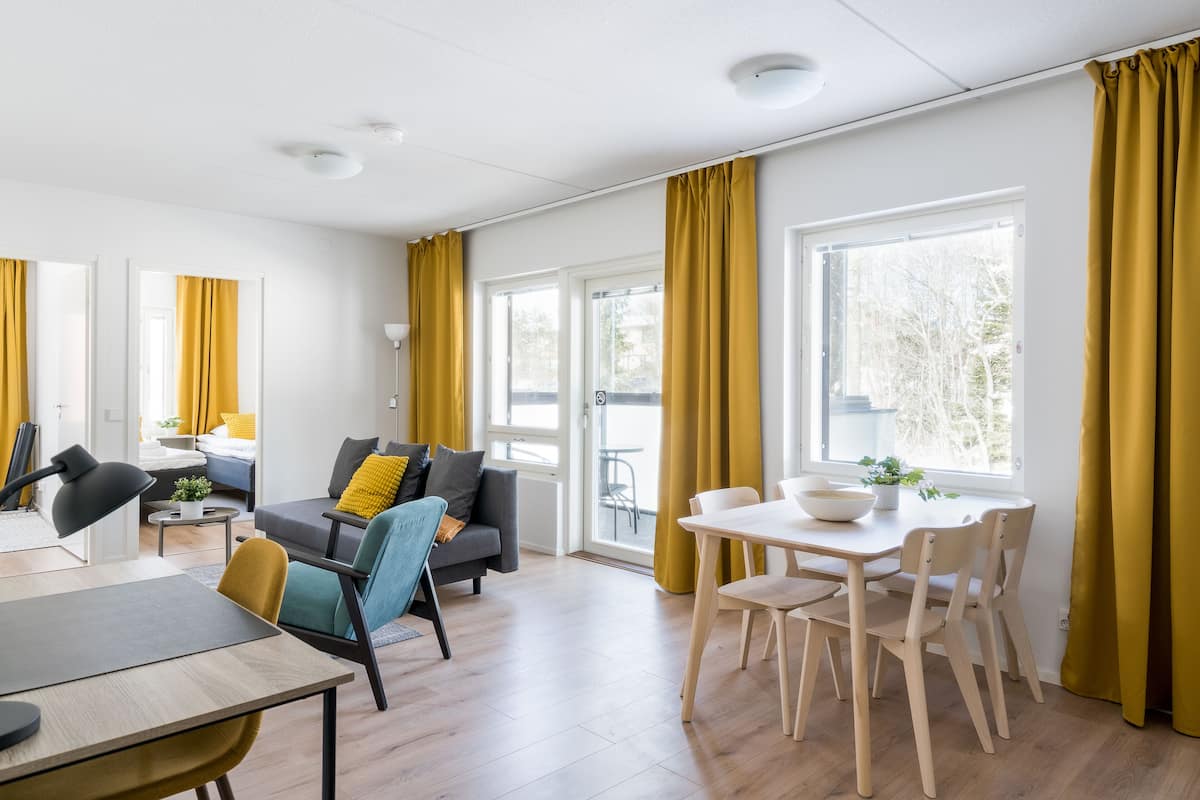 Standard-Apartment, 2 Schlafzimmer, Balkon | Essbereich im Zimmer