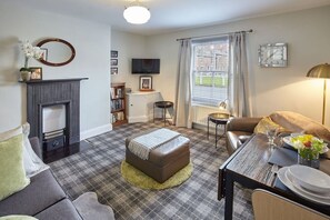 TV, fireplace, books - Rose Cottage (Durham)