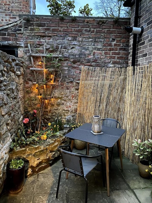 Outdoor dining - Rose Cottage (Durham)