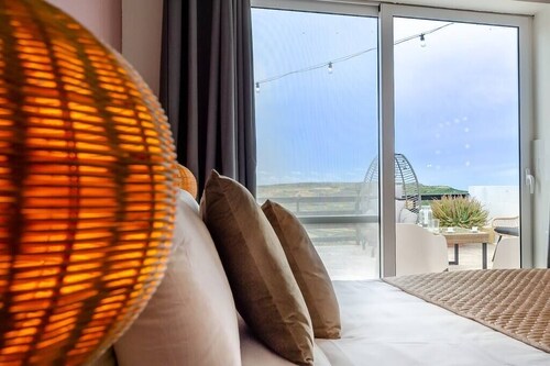 Hot Tub & Sea Views @ 3BR Apt w/Incredible Terrace