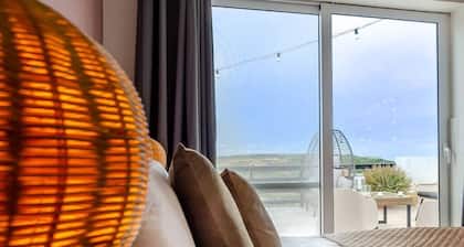 Hot Tub & Sea Views @ 3BR Apt w/Incredible Terrace