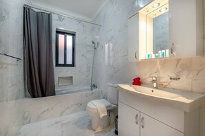 Hair dryer, towels - Rooftop Pool w/SeaViews @ Modern 3BR Holiday Home (In-Nadur)