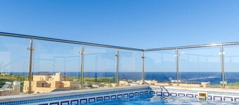Rooftop Pool w/SeaViews @ Modern 3BR Holiday Home