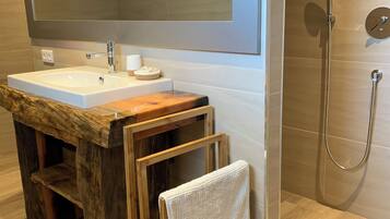 Comfort Double Room | Bathroom | Shower, rainfall showerhead, free toiletries, hair dryer