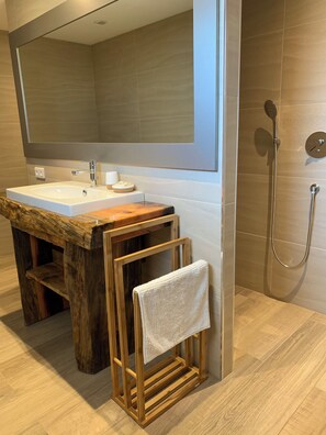 Comfort Double Room | Bathroom | Shower, rainfall showerhead, free toiletries, hair dryer - Résidence La Plage (Porto-Vecchio)