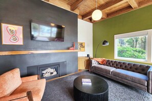 Smart TV, fireplace