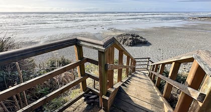 Ocean Front, Sunrise at Oregon House, Stairs to the Beach!