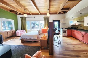 1 bedroom, WiFi (free), bed sheets
