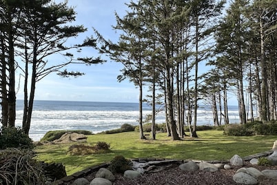 Ocean Front, The Mermaid's Den @ Betty's Beachside, Stairs to the Beach!