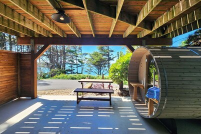 Ocean Front, The Mermaid's Den @ Betty's Beachside, Stairs to the Beach!
