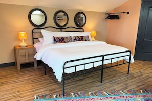 1 bedroom, WiFi (free), bed sheets - Ocean Front, The Pirate's Booty @ Betty's Beachside, Stairs to the Beach! (Yachats)