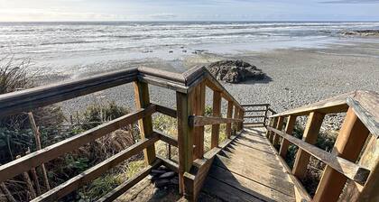 Ocean Front, Agate at Oregon House, Stairs to the Beach!