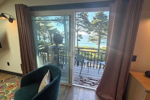 Smart TV - Ocean Front, The Pirate's Booty @ Betty's Beachside, Stairs to the Beach! (Yachats)