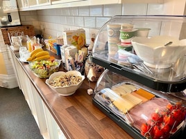 Desayuno completo gratuito y diario