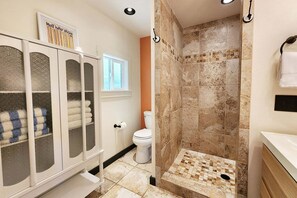 Dusche, Haartrockner, Handtücher