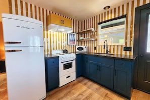 Coffee/tea maker, fridge, microwave, oven