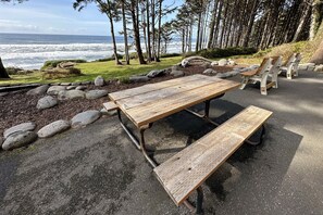 Outdoor dining - Ocean Front, Harmony at Oregon House, Stairs to the Beach! (Yachats)