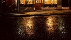 Un immeuble à deux étages dont le rez-de-chaussée abrite un magasin appelé « Arthur’s ».