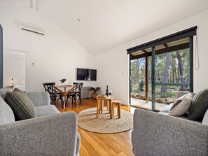 2 Bedroom Spa Chalet Forest View | Área de sala de estar | Televisión de 32 pulgadas con canales digitales 