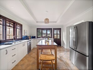 Casa | Cuina privada | Frigorífic gran, microones, placa de cuina i cafetera exprés 