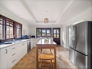 The Residence | Cucina privata | Frigorifero con congelatore, microonde, piano cottura