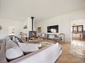 The Residence | Área de sala de estar | Televisión de 32 pulgadas con canales digitales 