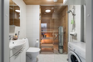 Familienapartment | Badezimmer | Dusche, Haartrockner, Bidet, Handtücher