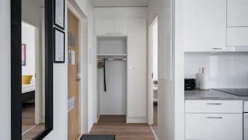 Rideaux occultants, chambres insonorisées, fer et planche à repasser