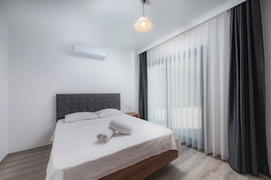 Ropa de cama de alta calidad, minibar y escritorio