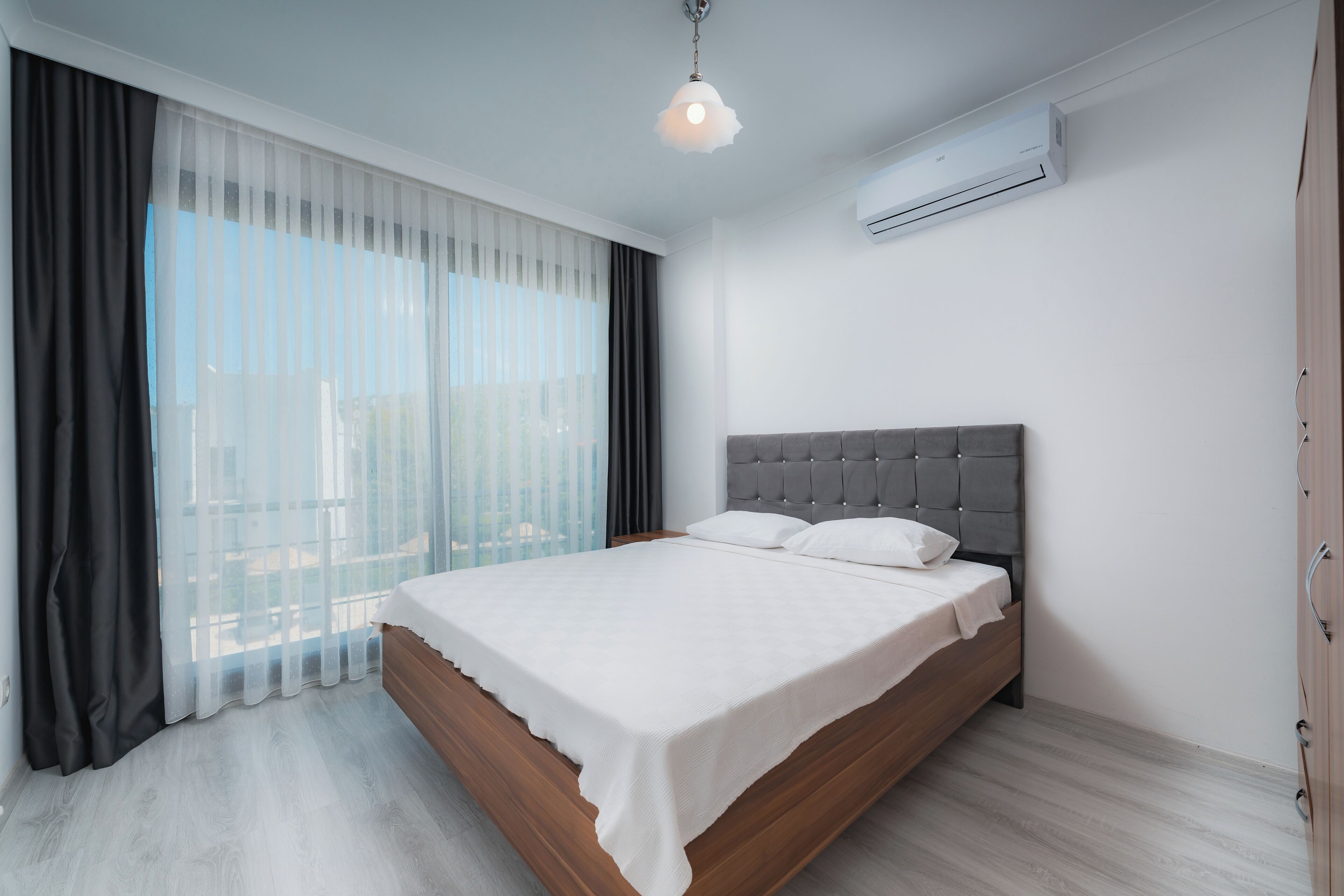 Standard Suite | Premium bedding, minibar, desk, laptop workspace