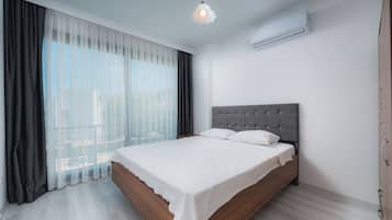 Standard Suite | Premium bedding, minibar, desk, laptop workspace